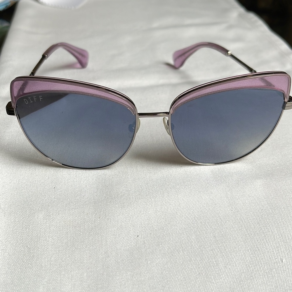 DIFF IZZY POLARIZED 59 16 145 cat eye frames in Amethyst Glitter/smoke So Chic